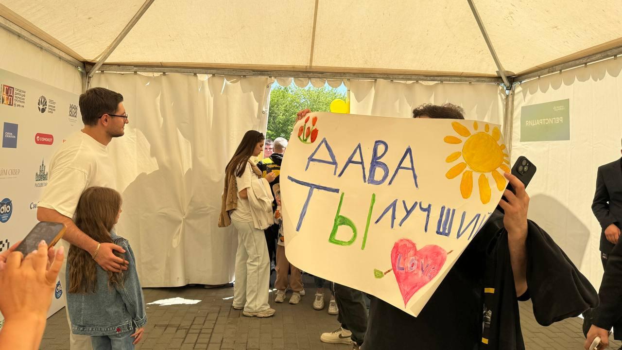 Фото Дава на сцене и тысячи горожан на набережной: в Новосибирске с размахом отмечают 1 июня. Онлайн-репортаж 7